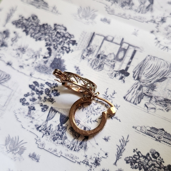 Rose gold huggie hoops earrings - Picture 4 of 4